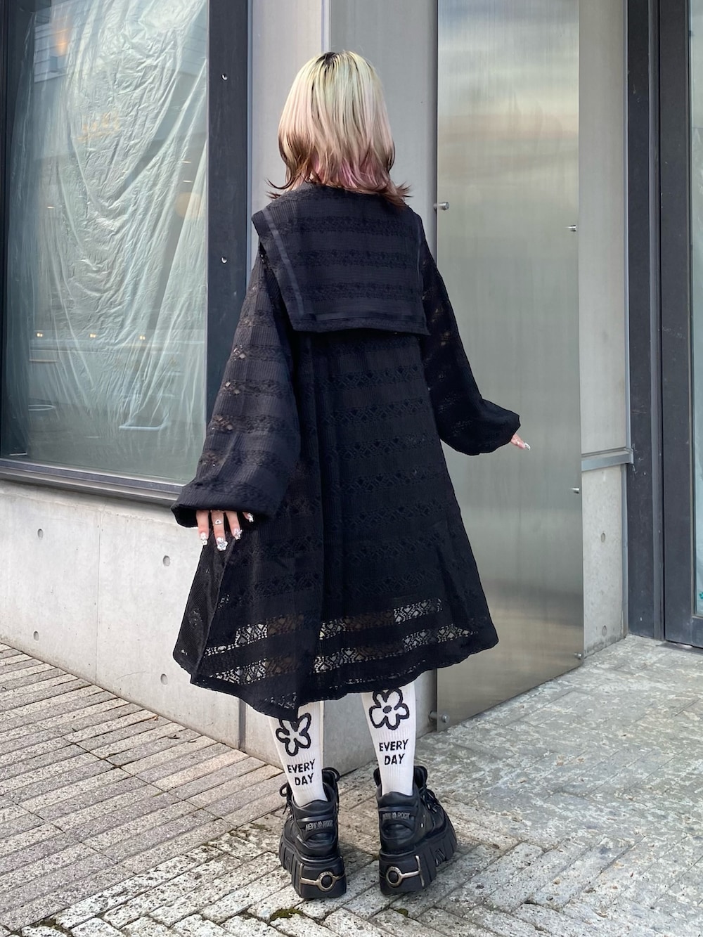 ブラック系のワンピース、ホワイト系のソックス/靴下を着用したレディースの夏コーディネートの4枚目の写真