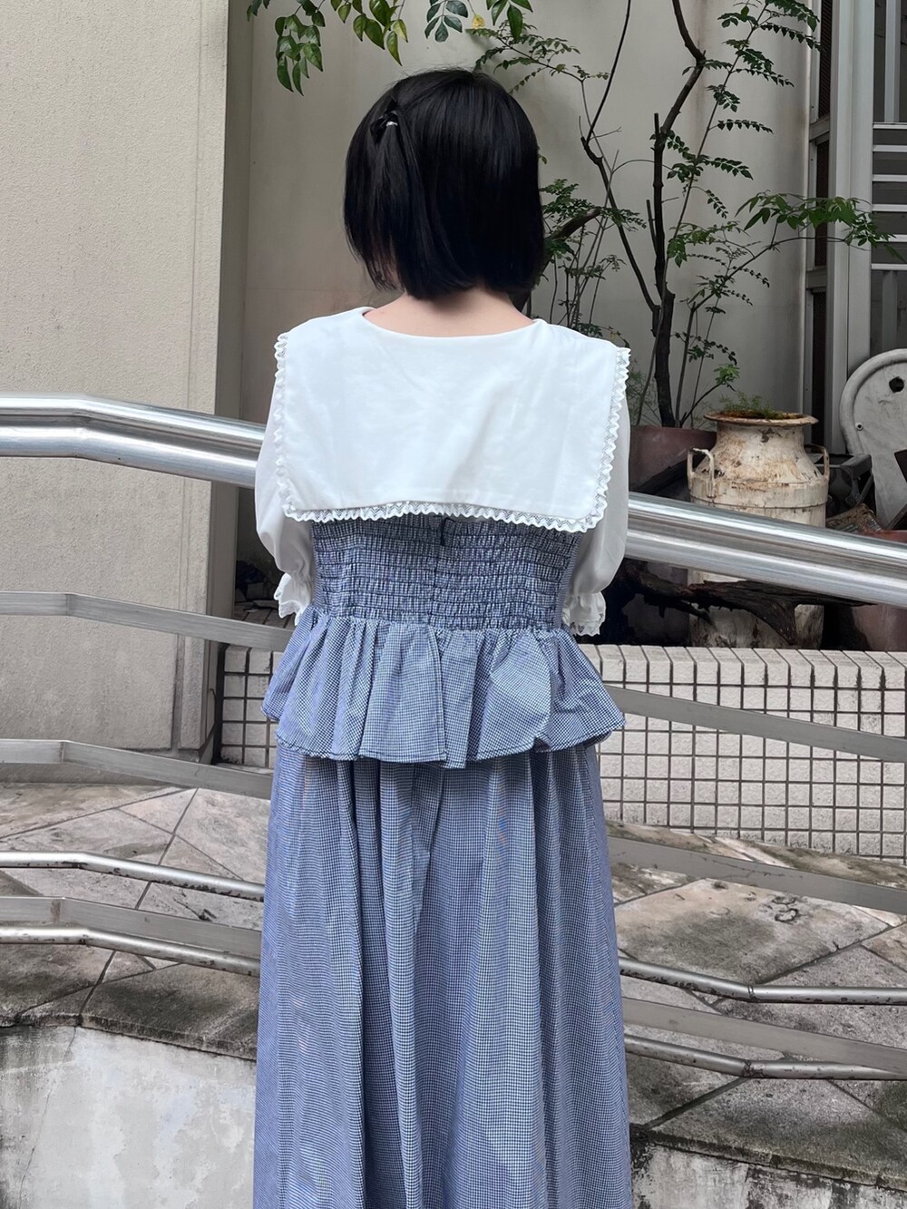 ブルー系のワンピース、ホワイト系のTシャツ/カットソーを着用したレディースの夏コーディネートの5枚目の写真