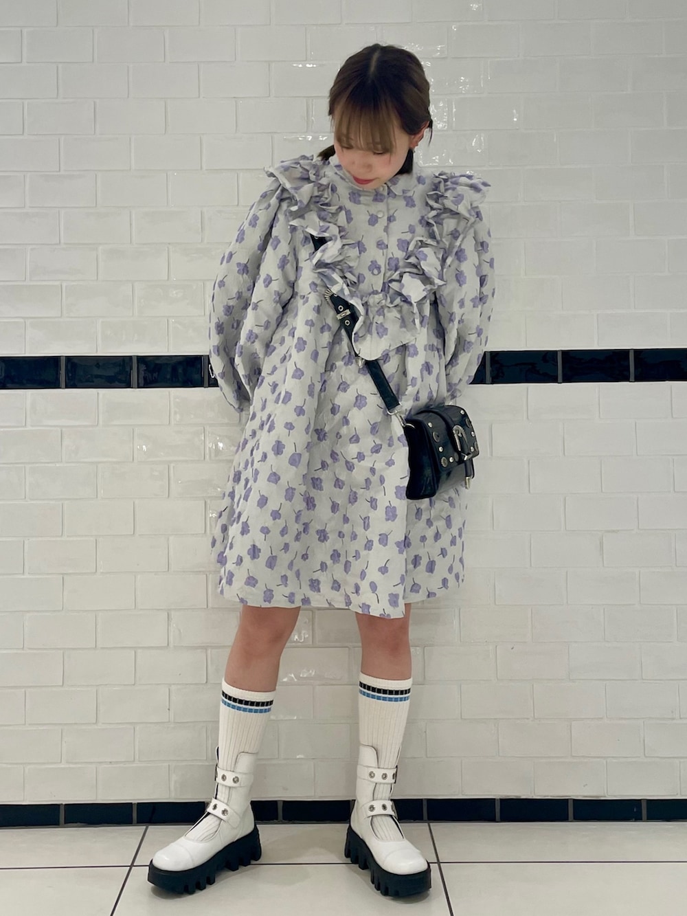 ホワイト系のワンピース、ブラック系のショルダーバッグ、ホワイト系のブーツを着用したレディースの秋コーディネートの3枚目の写真