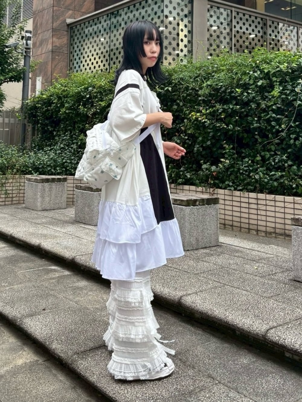 ホワイト系のワンピース、ホワイト系のその他パンツ、ホワイト系のショルダーバッグを着用したレディースの秋コーディネートの3枚目の写真