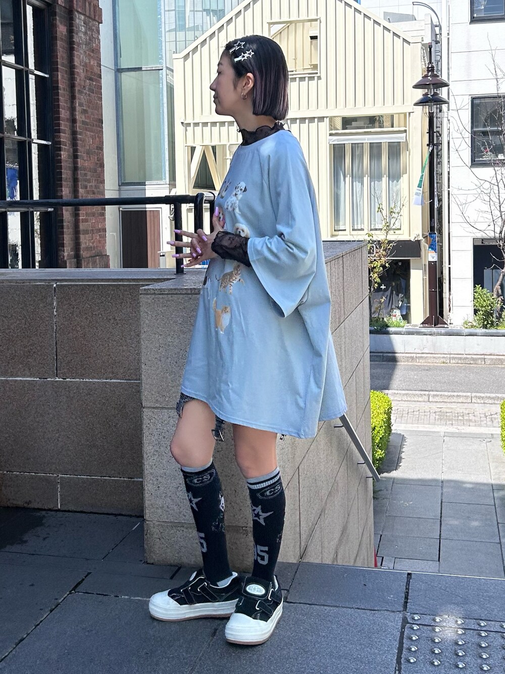 ブルー系のTシャツ/カットソー、ブラック系のその他トップス、ブラック系のソックス/靴下を着用したレディースの春コーディネートの4枚目の写真