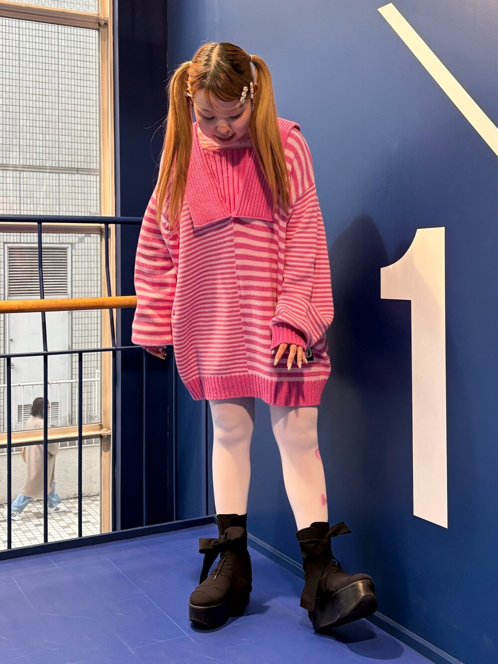 ピンク系のニット/セーター、ピンク系のその他トップスを着用したレディースの冬コーディネートの2枚目の写真