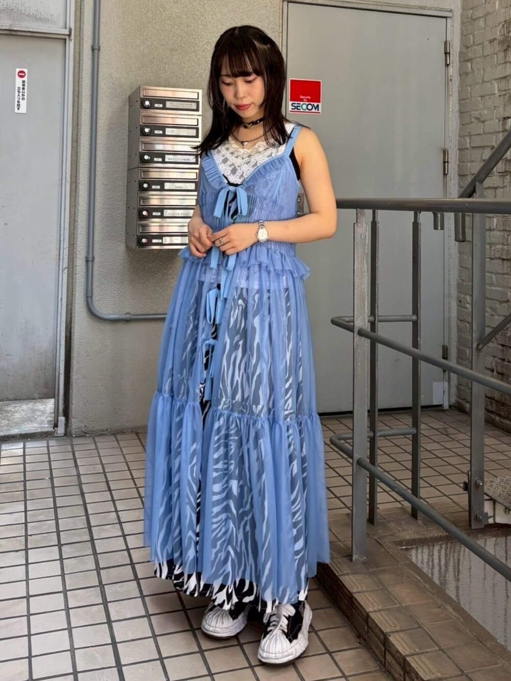 ホワイト系のスカート、ブルー系のワンピース、ホワイト系のキャミソールを着用したレディースの夏コーディネートの5枚目の写真