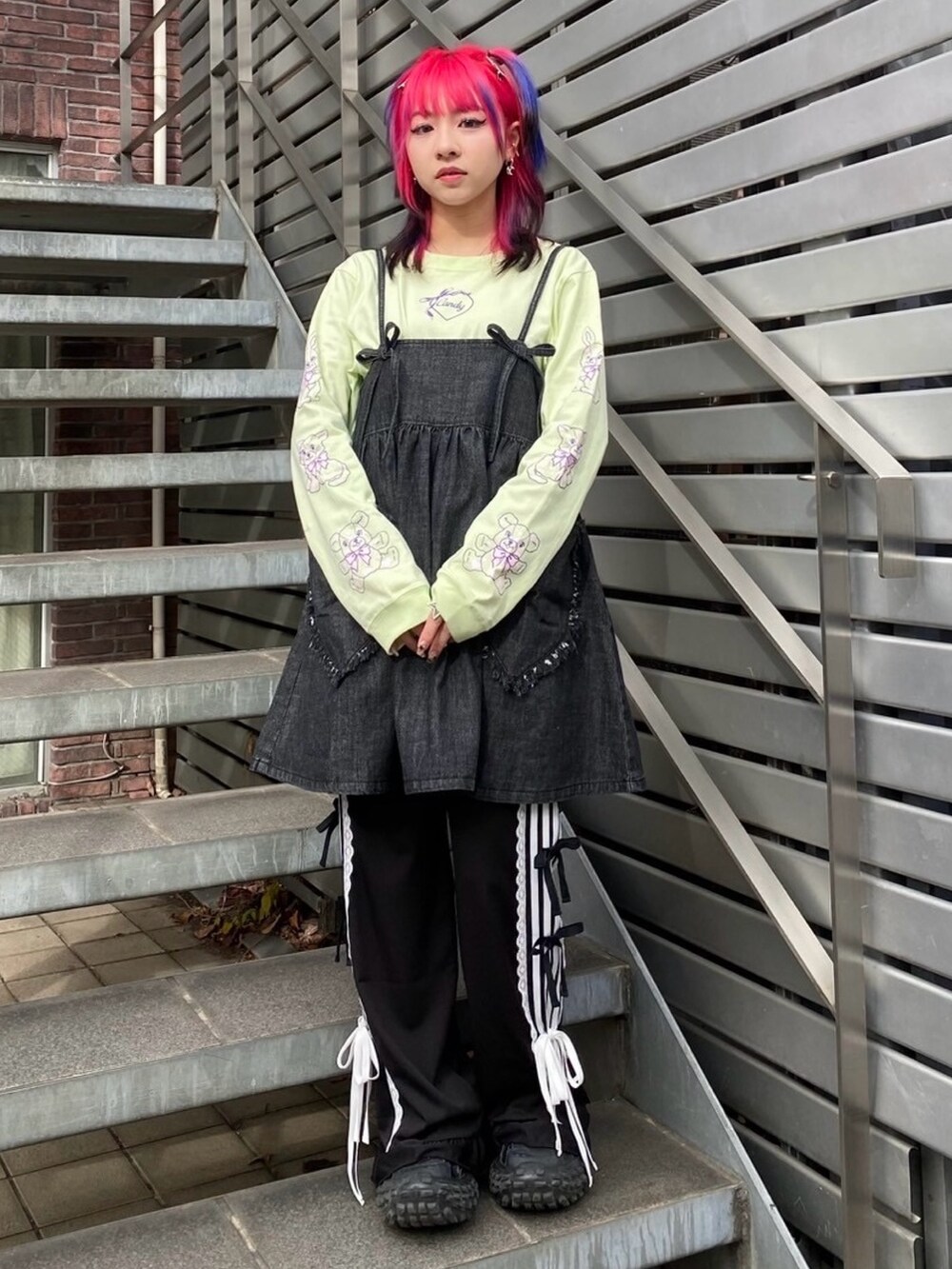 ブラック系のその他パンツ、ブラック系のワンピース、グリーン系のTシャツ/カットソーを着用したレディースの冬コーディネートの2枚目の写真