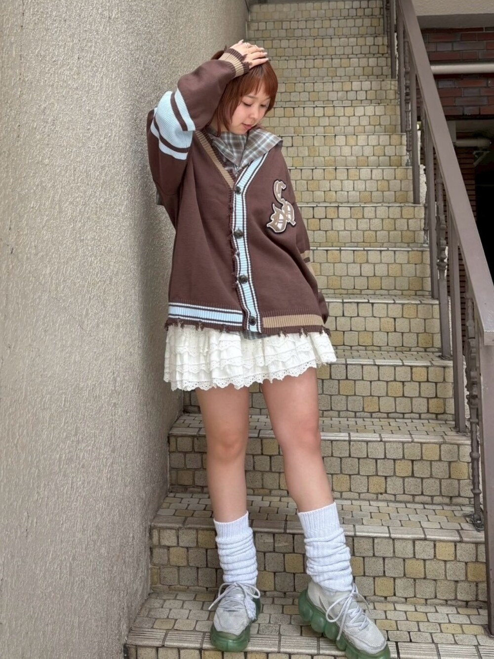 ホワイト系のスカート、ブラウン系のシャツ/ブラウス、ブラウン系のカーディガン/ボレロを着用したレディースの秋コーディネートの4枚目の写真