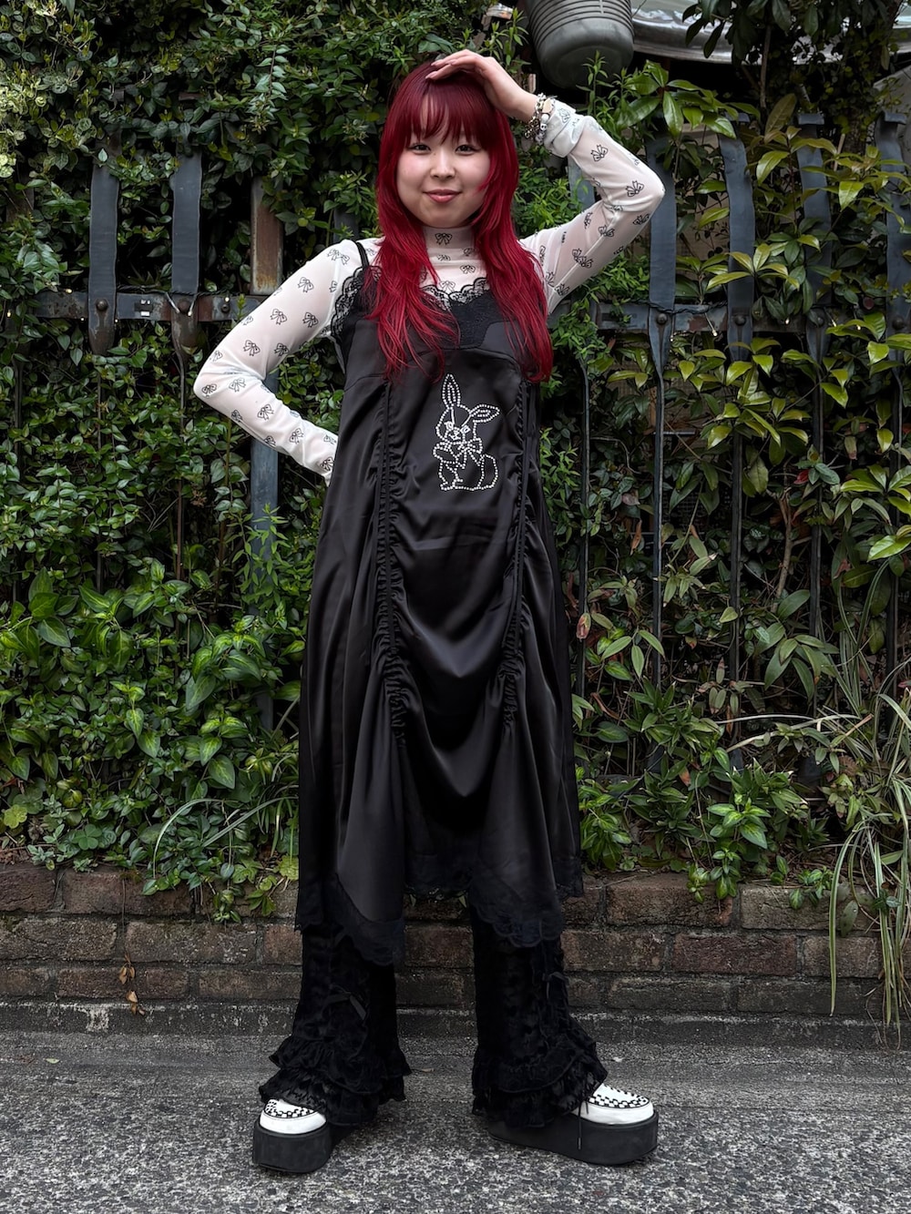 ブラック系のその他パンツ、ホワイト系のその他トップス、ブラック系のワンピースを着用したレディースの春コーディネートの2枚目の写真