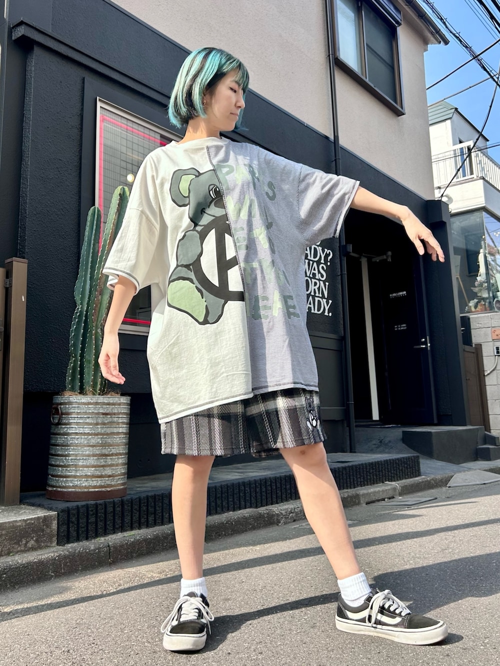 ブラック系のシューズ、ブラック系のその他パンツ、ホワイト系のTシャツ/カットソーを着用したレディースの春コーディネートの2枚目の写真