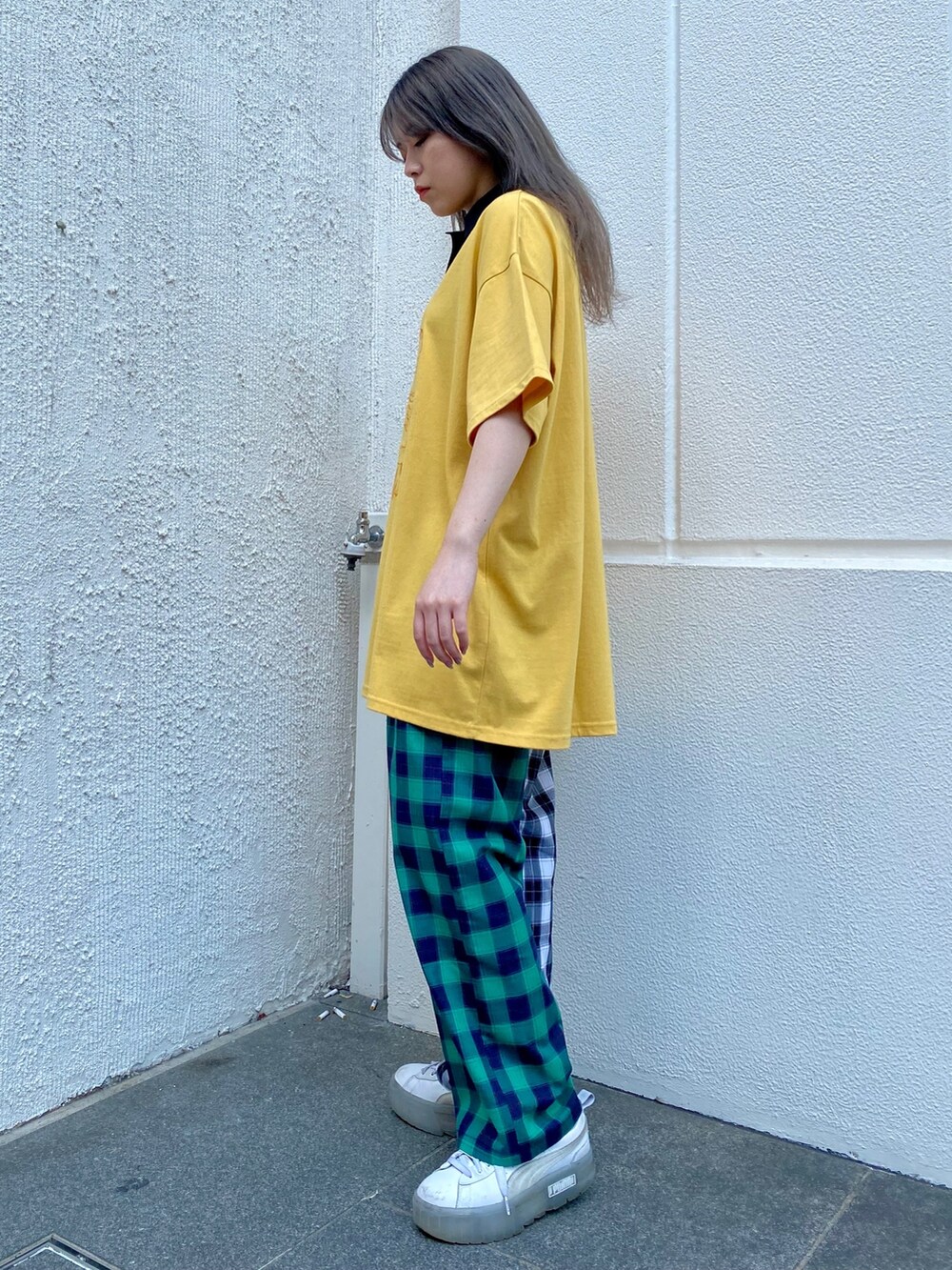 ホワイト系のその他パンツ、イエロー系のポロシャツを着用したレディースの夏コーディネートの4枚目の写真