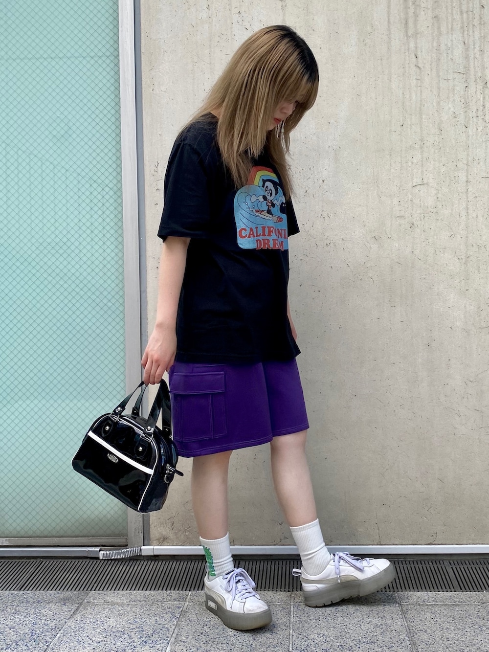 ブラック系のボストンバッグ、パープル系のその他パンツ、ブラック系のTシャツ/カットソーを着用したレディースの夏コーディネートの3枚目の写真