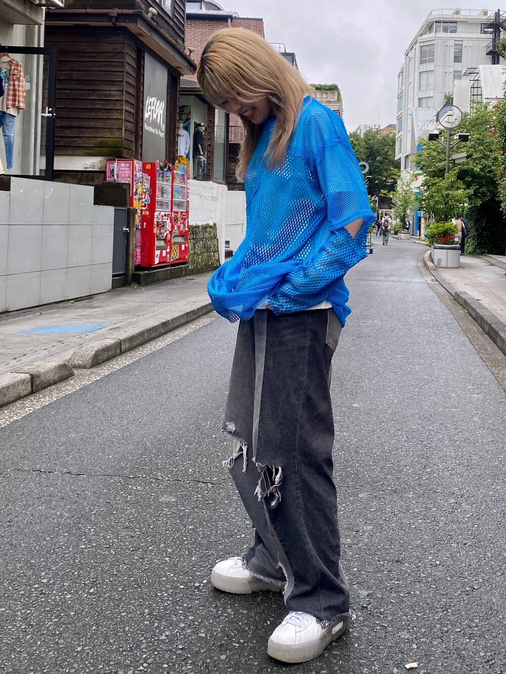 ホワイト系のTシャツ/カットソー、ブルー系のその他トップス、ブラック系のデニムパンツを着用したレディースの夏コーディネートの3枚目の写真