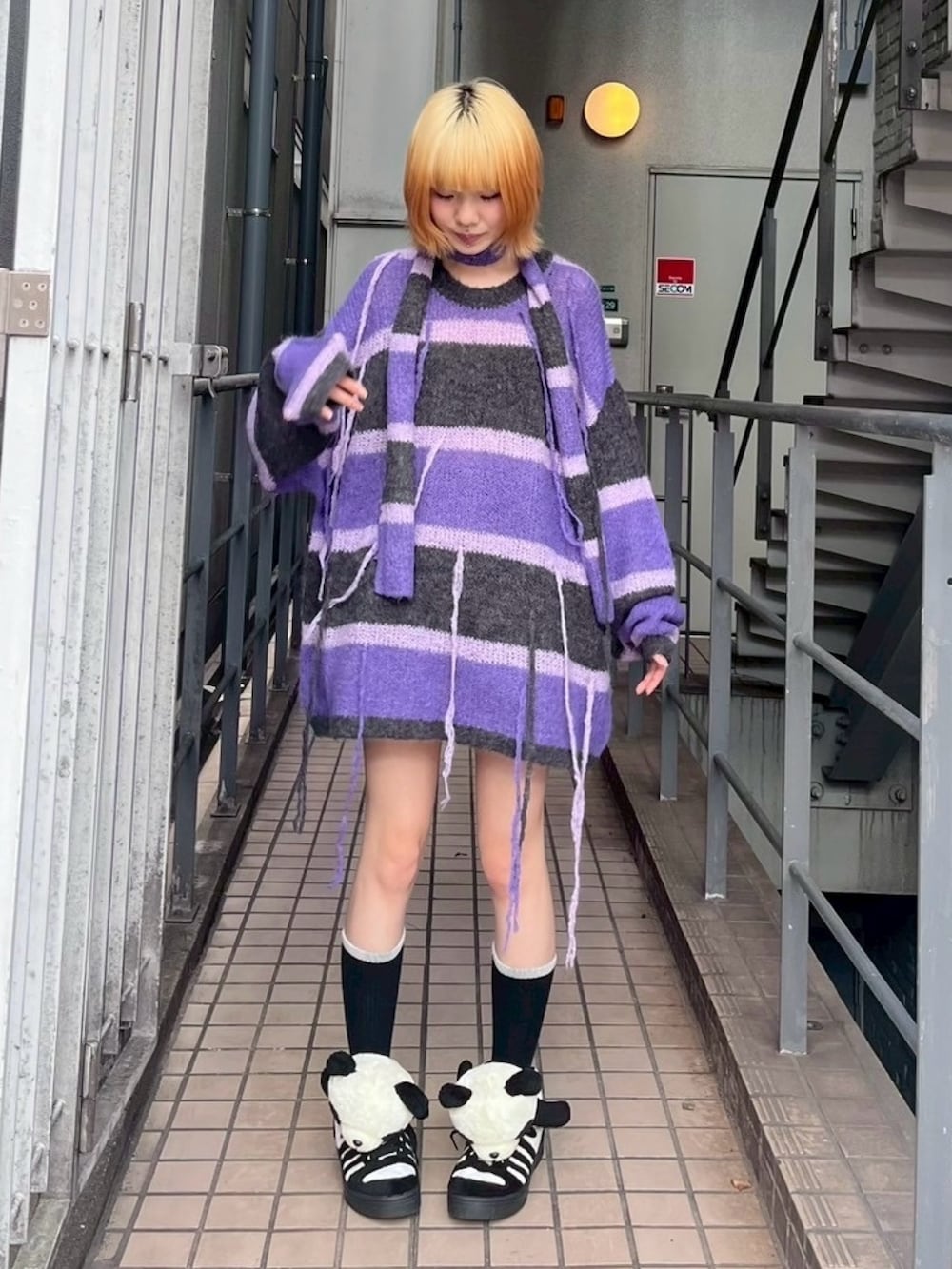 グレー系のニット/セーターを着用したレディースの秋コーディネートの2枚目の写真