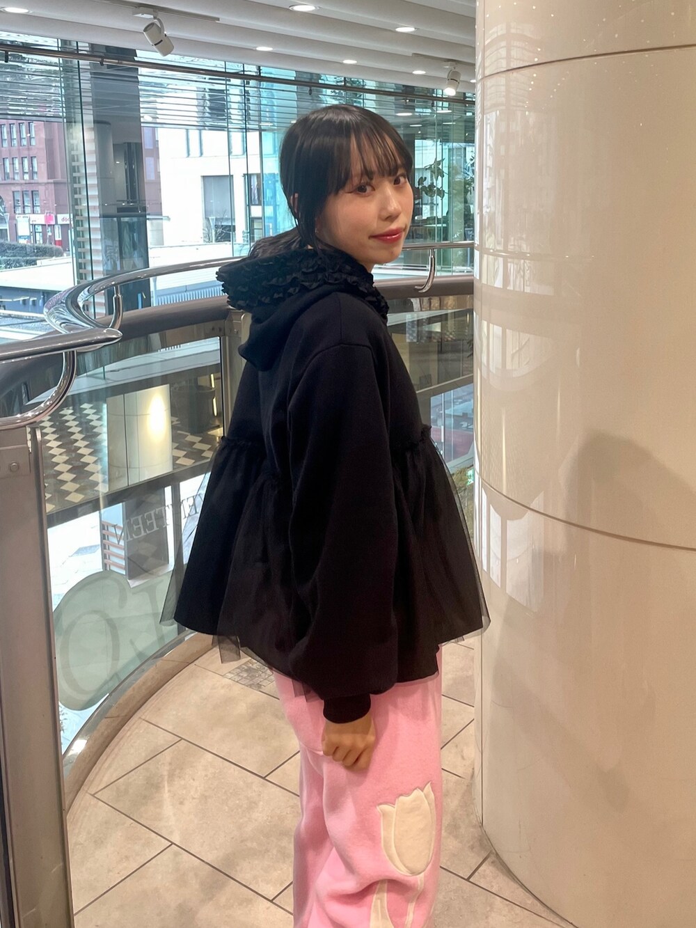 ブラック系のローファー、ブラック系のパーカー、ピンク系のその他パンツを着用したレディースの冬コーディネートの5枚目の写真