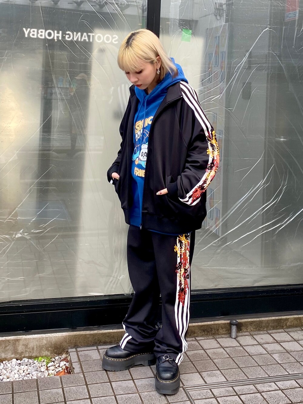 ブルー系のパーカー、ブラック系のブルゾン、ブラック系のその他パンツを着用したレディースの秋コーディネートの2枚目の写真