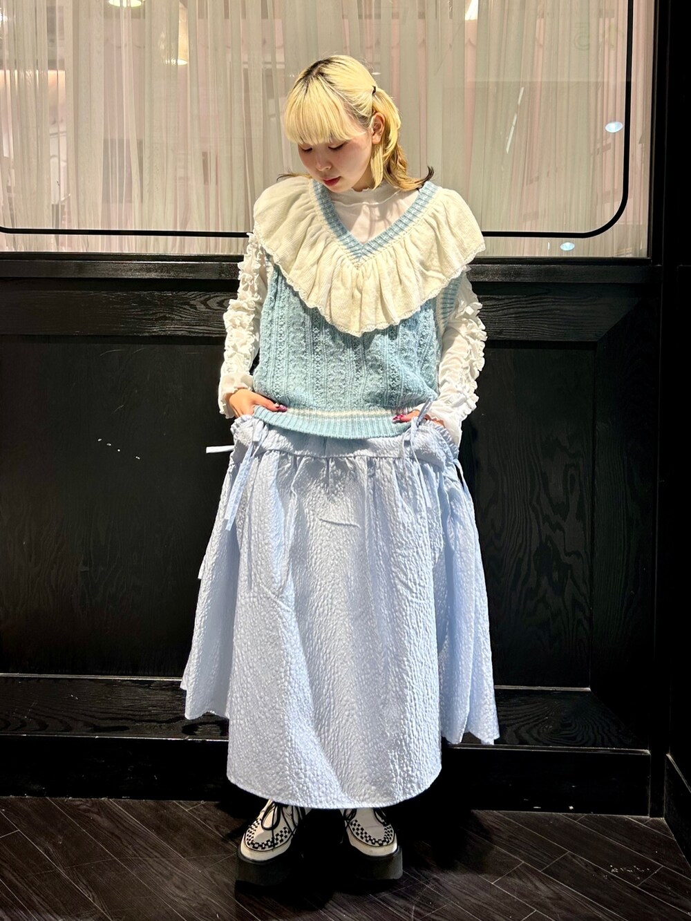 ブルー系のワンピース、ブルー系のベスト、ホワイト系のその他トップスを着用したレディースの秋コーディネートの3枚目の写真