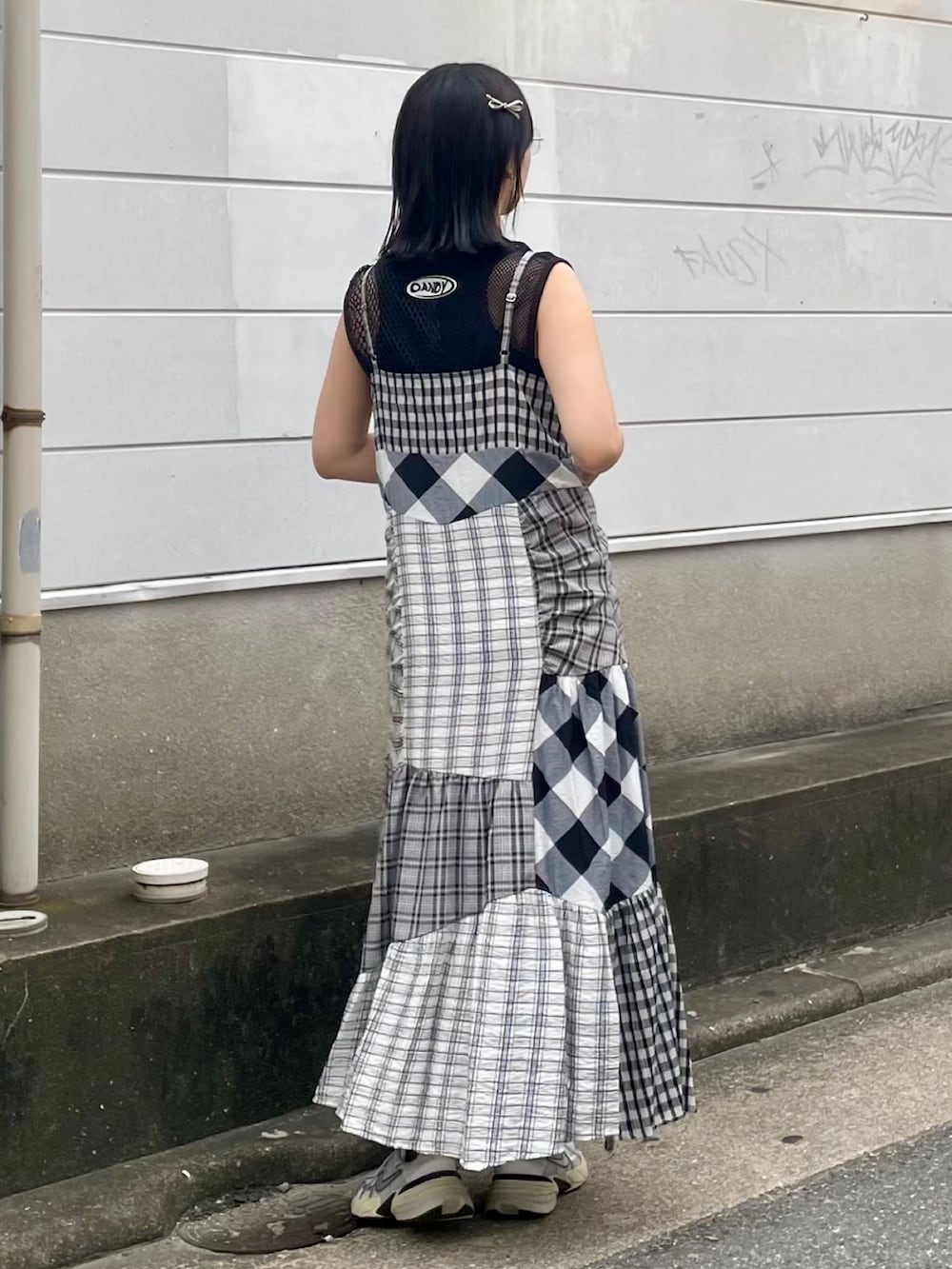 ブラック系のワンピース、ブラック系のワンピース、シルバー系のシューズを着用したレディースの夏コーディネートの4枚目の写真