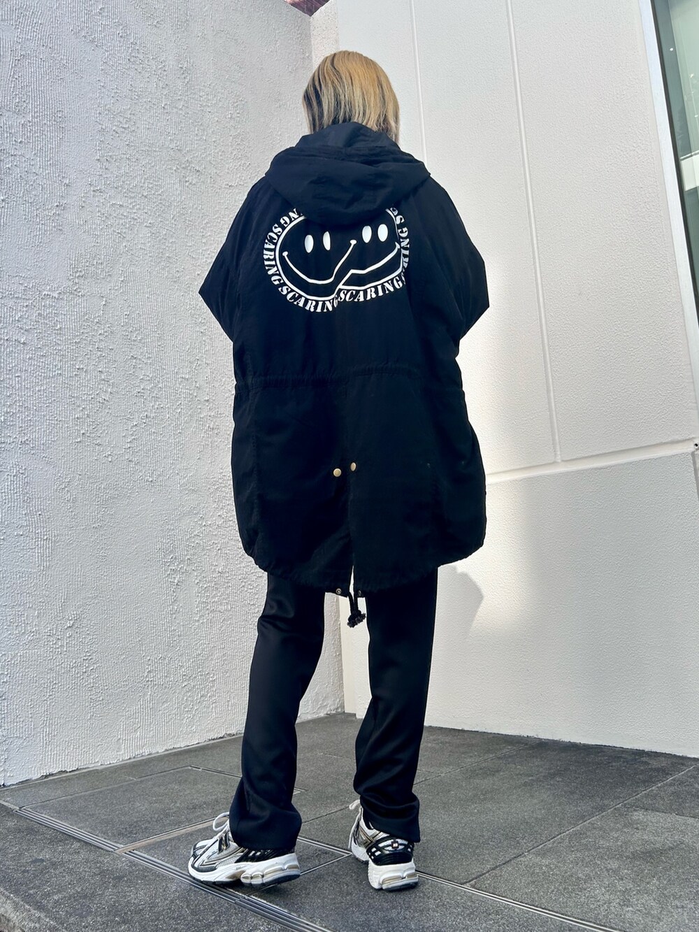 ホワイト系のシューズ、ブラック系のその他パンツ、ブラック系のモッズコートを着用したレディースの冬コーディネートの3枚目の写真