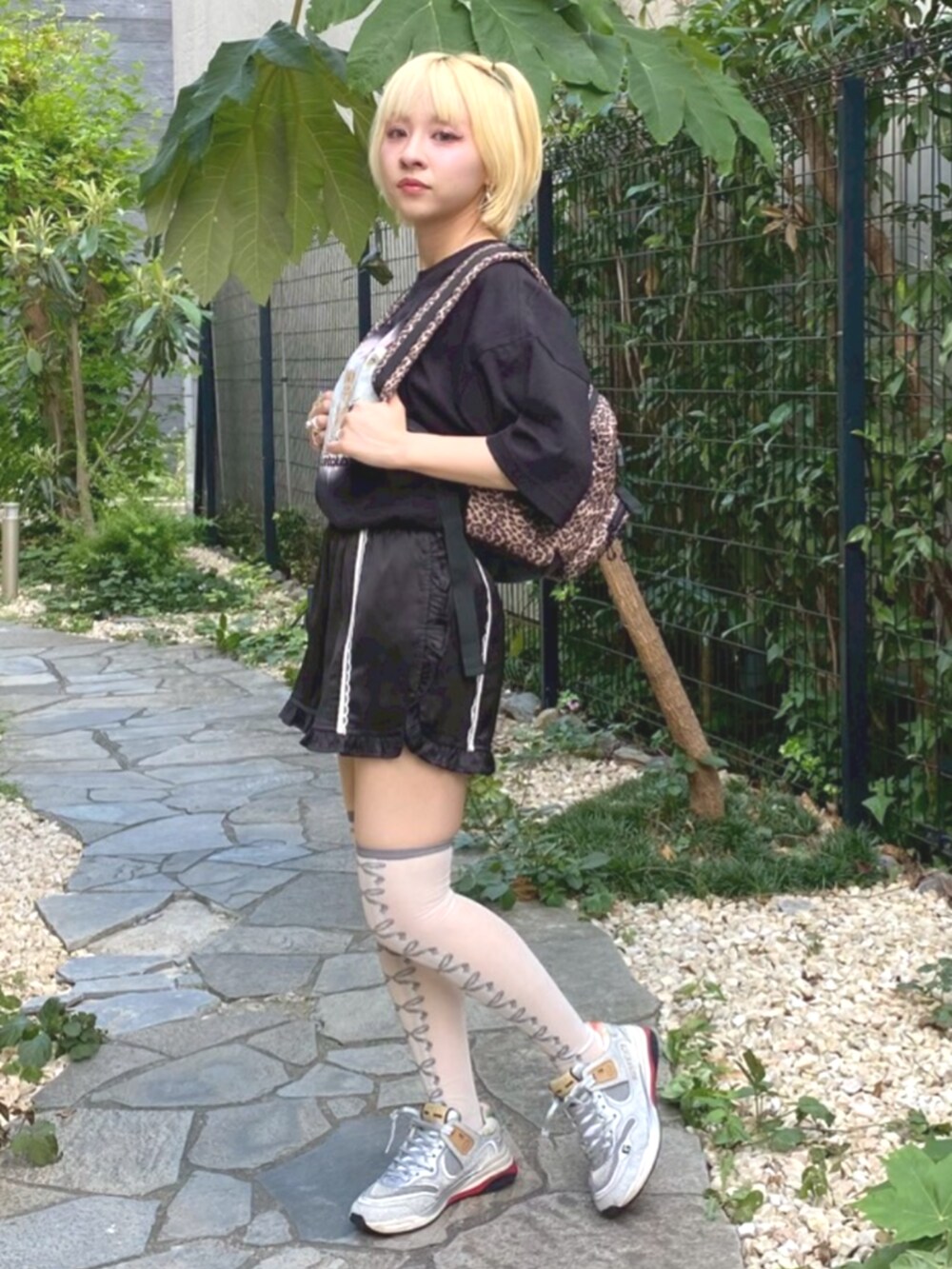 ブラック系のその他パンツ、その他のバックパック/リュック、ブラック系のTシャツ/カットソーを着用したレディースの夏コーディネートの2枚目の写真