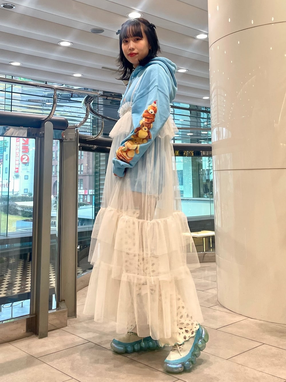 ホワイト系のその他パンツ、ホワイト系のワンピース、ブルー系のパーカーを着用したレディースの冬コーディネートの3枚目の写真