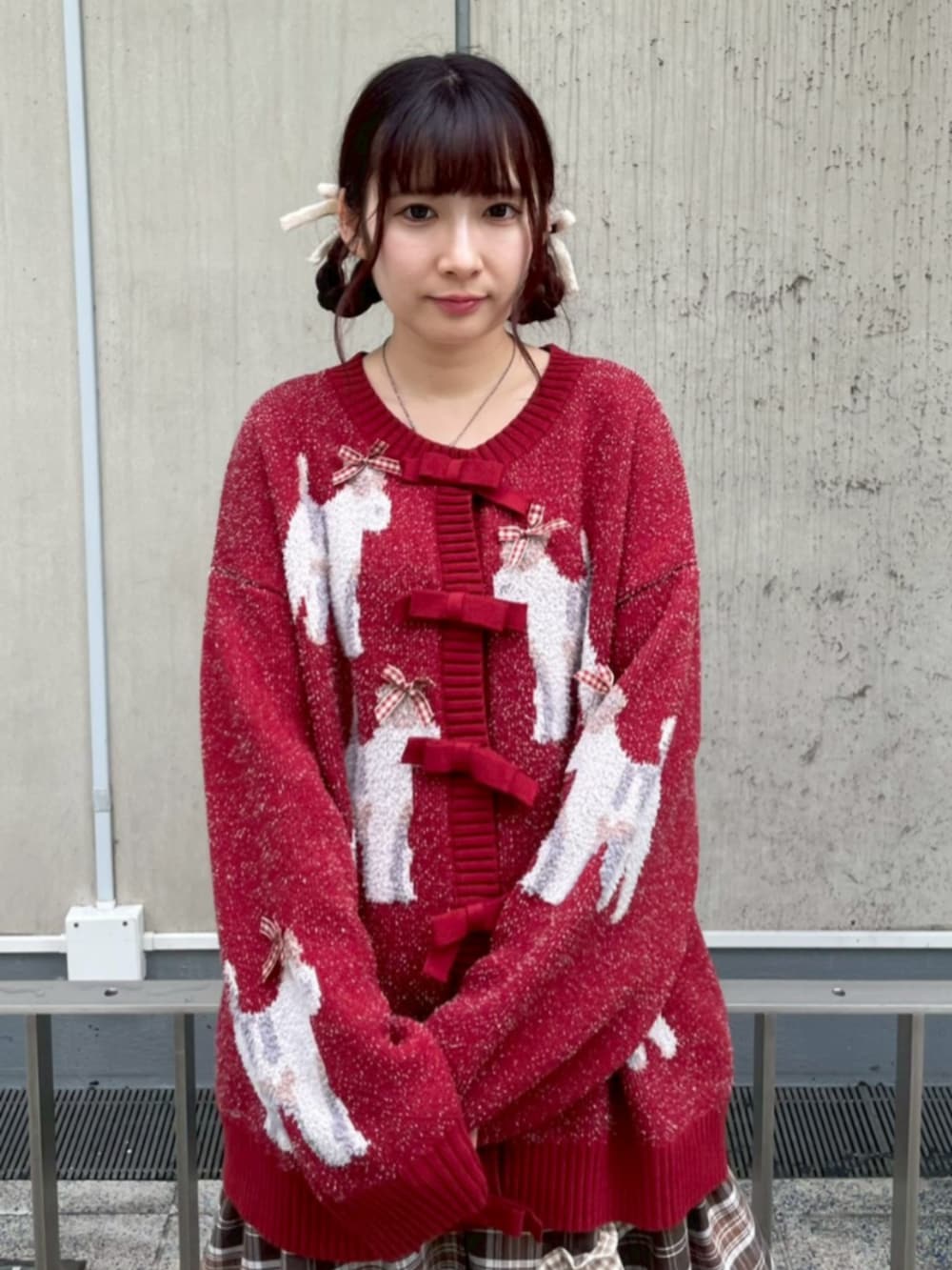 レッド系のカーディガン/ボレロ、ブラウン系のスカートを着用したレディースの秋コーディネートの4枚目の写真