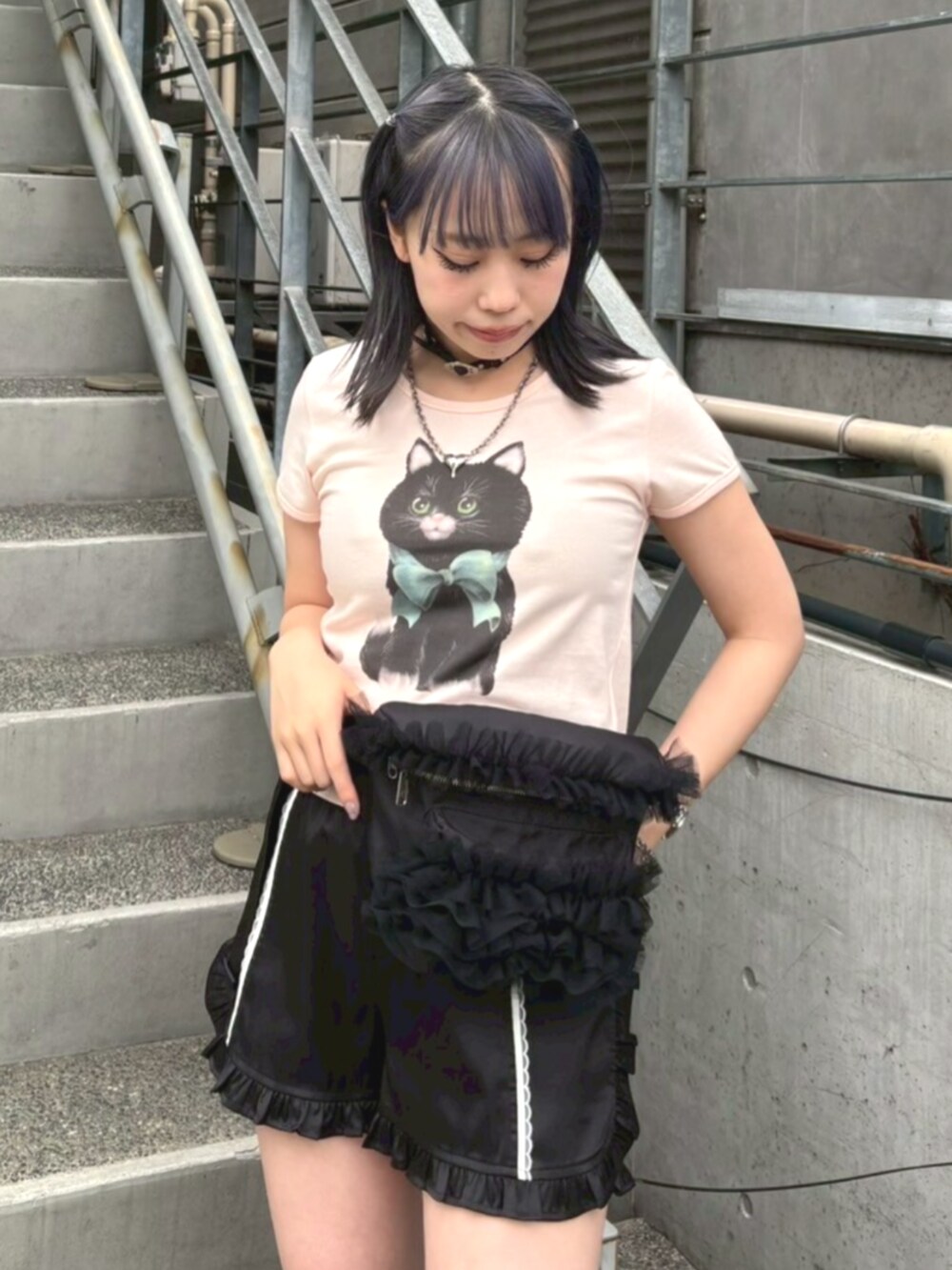 ブラック系のボディバッグ/ウエストポーチ、ブラック系のブーツ、ブラック系のその他パンツを着用したレディースの夏コーディネートの4枚目の写真