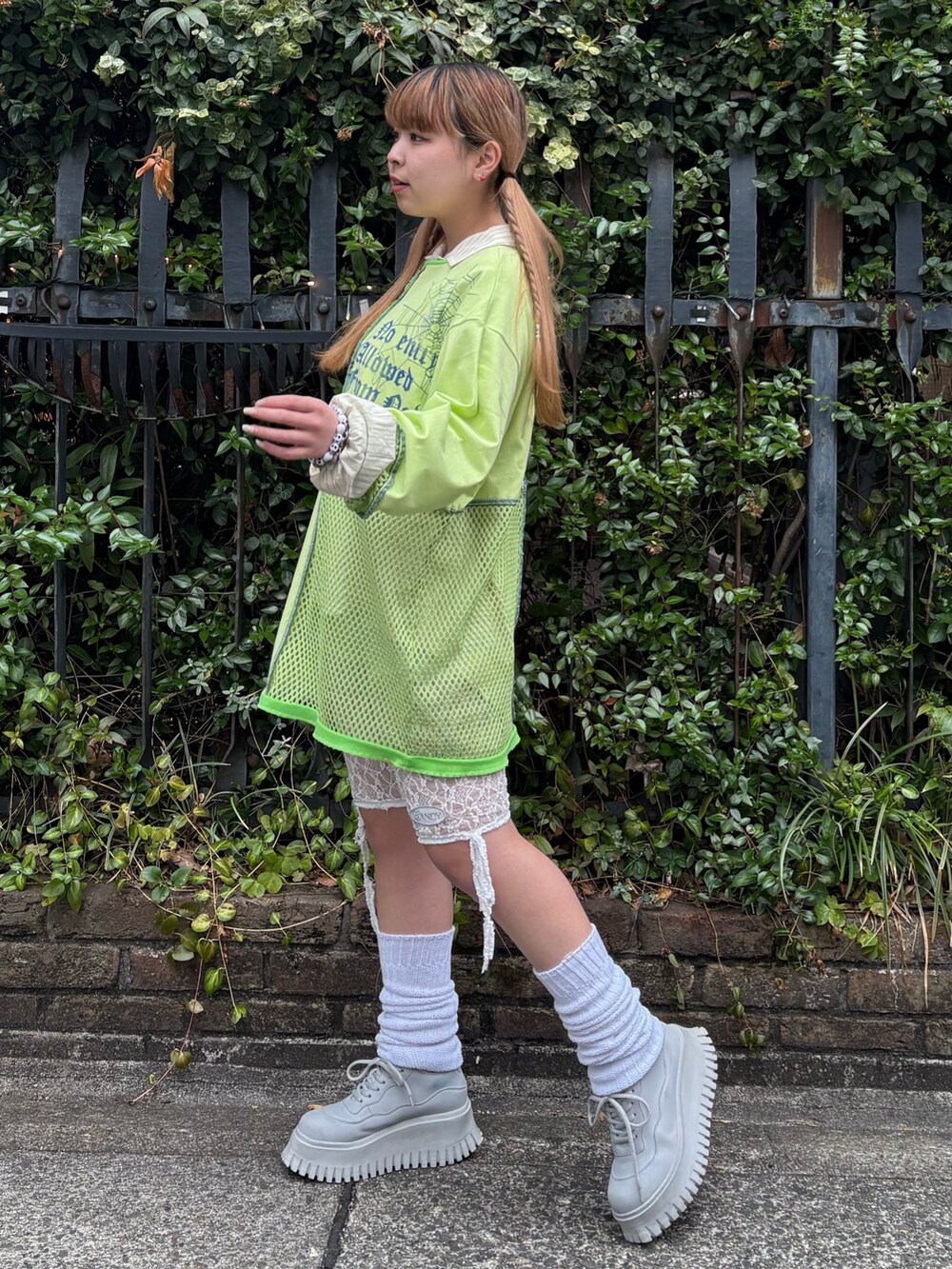 ホワイト系のその他パンツ、ホワイト系のシャツ/ブラウス、グリーン系のTシャツ/カットソーを着用したレディースの春コーディネートの3枚目の写真