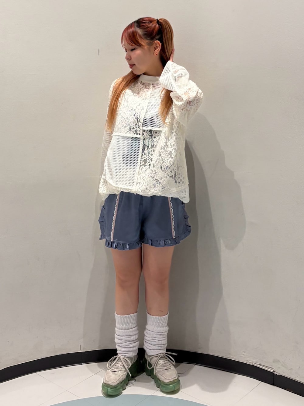 ブルー系のその他パンツ、ブルー系のキャミソール、ホワイト系のTシャツ/カットソーを着用したレディースの夏コーディネートの3枚目の写真