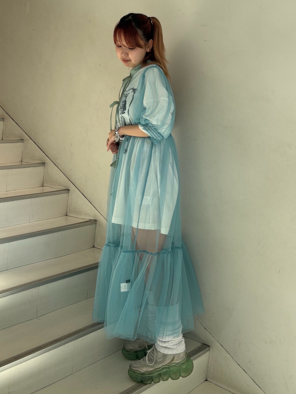 ブルー系のワンピース、ホワイト系のTシャツ/カットソーを着用したレディースの夏コーディネートの4枚目の写真