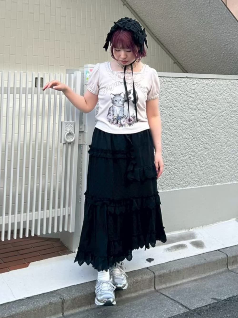 ブラック系のスカート、ホワイト系のTシャツ/カットソー、ブラック系のニットキャップ/ビーニーを着用したレディースの夏コーディネートの2枚目の写真