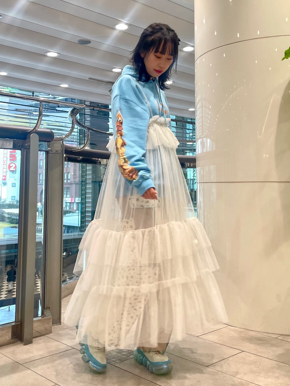 ホワイト系のその他パンツ、ホワイト系のワンピース、ブルー系のパーカーを着用したレディースの冬コーディネートの2枚目の写真