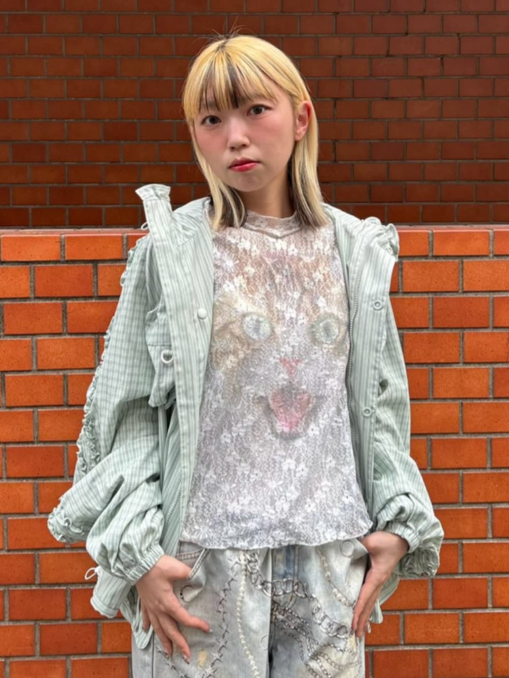 ブルー系のその他パンツ、ホワイト系のTシャツ/カットソー、グリーン系のブルゾンを着用したレディースの秋コーディネートの3枚目の写真