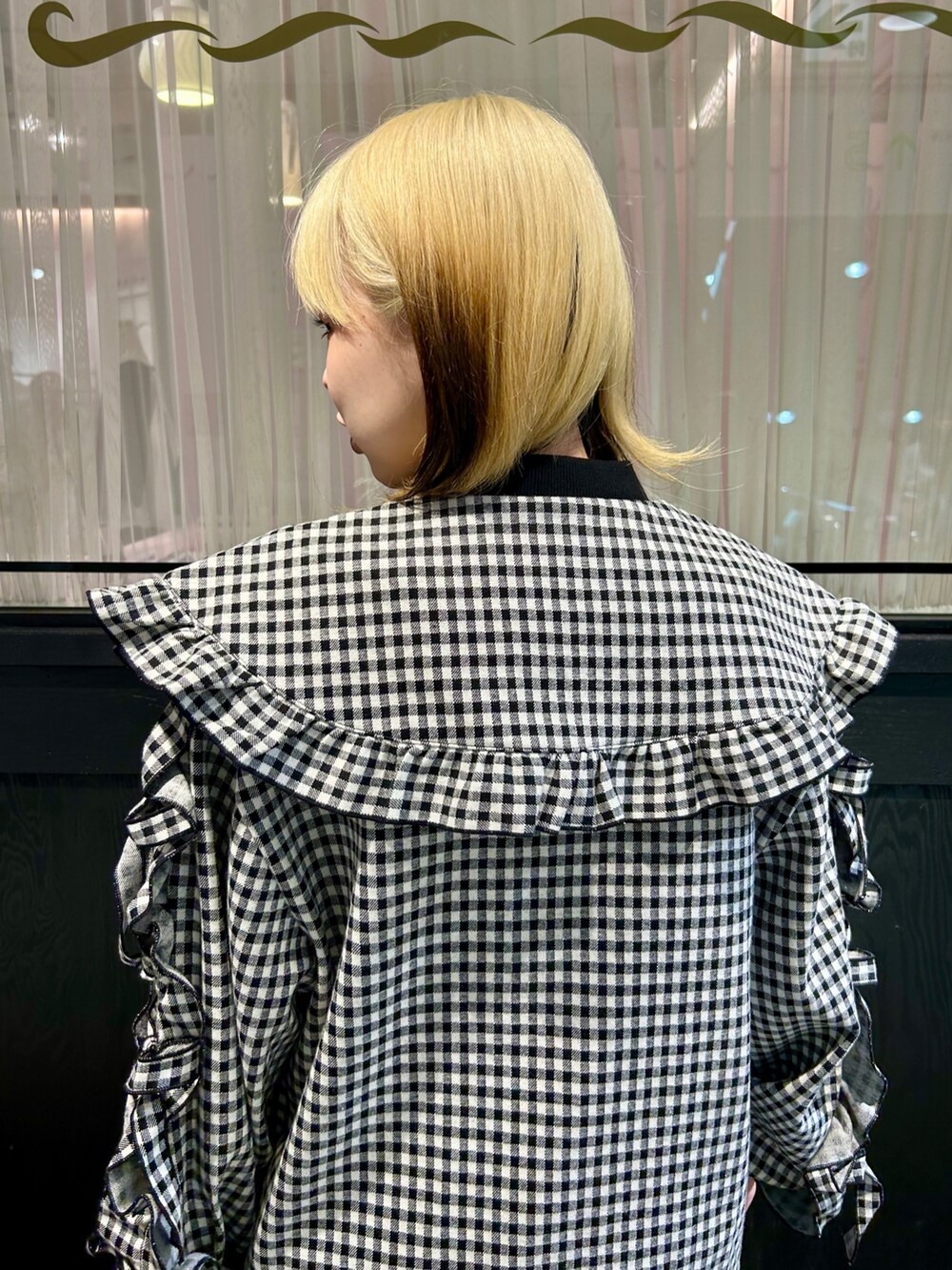 ホワイト系のその他パンツ、ホワイト系のブルゾンを着用したレディースの夏コーディネートの4枚目の写真