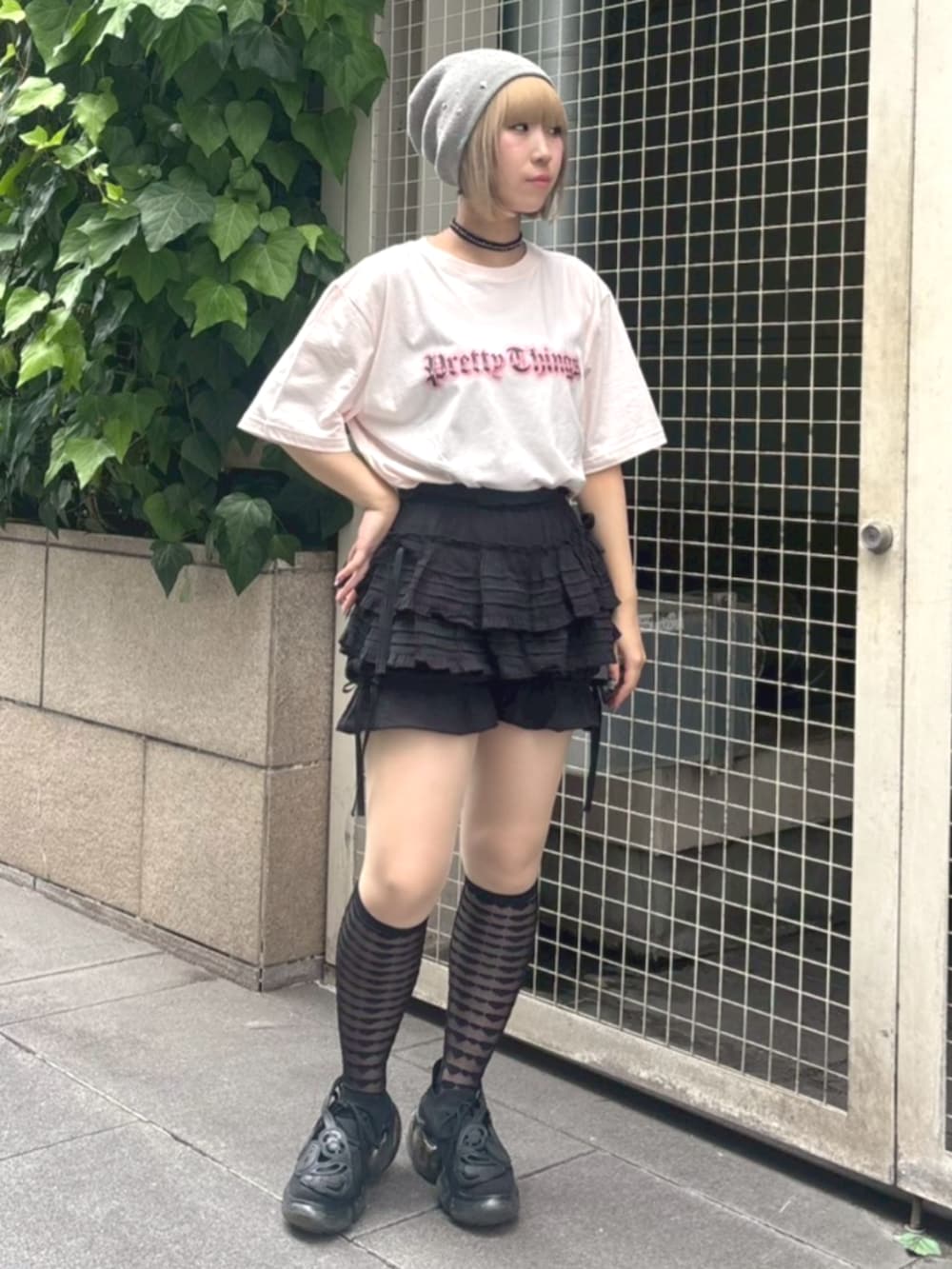ブラック系のその他パンツ、ブラック系のボディバッグ/ウエストポーチ、ピンク系のTシャツ/カットソーを着用したレディースの夏コーディネートの3枚目の写真