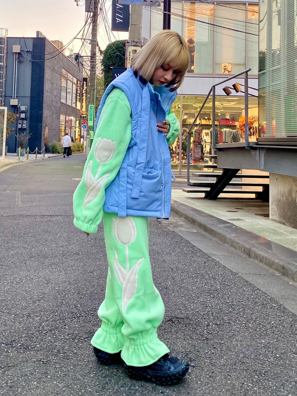 グリーン系のその他パンツ、グリーン系のその他トップス、ブルー系のダウンベストを着用したレディースの秋コーディネートの2枚目の写真