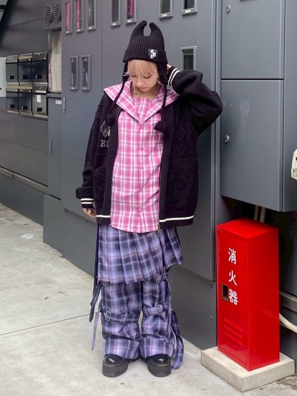 ブラック系のニット/セーター、ピンク系のシャツ/ブラウス、パープル系のその他パンツを着用したレディースの秋コーディネートの3枚目の写真