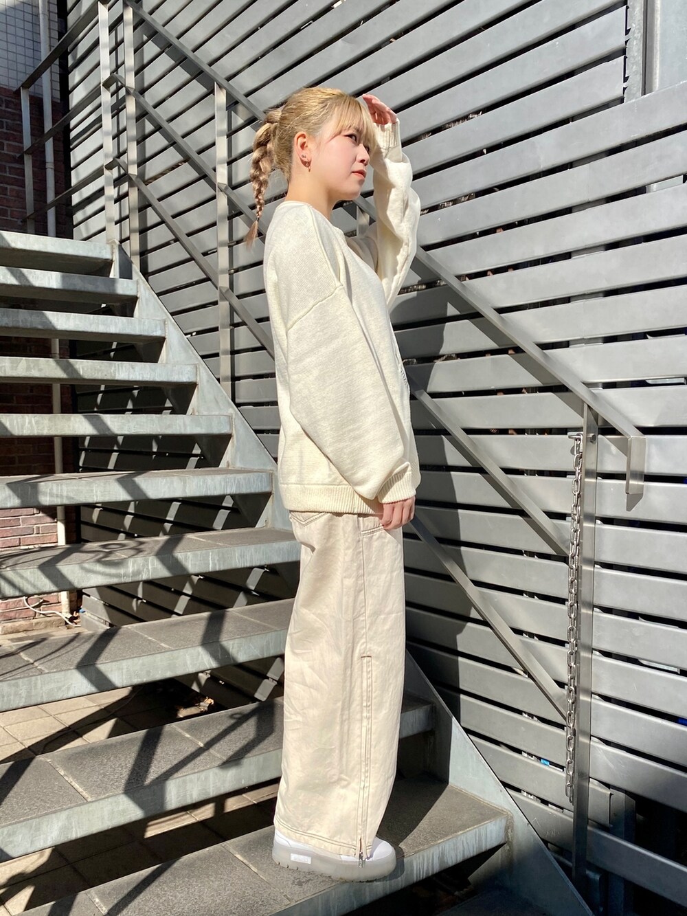 ホワイト系のその他パンツ、ホワイト系のニット/セーターを着用したレディースの冬コーディネートの3枚目の写真