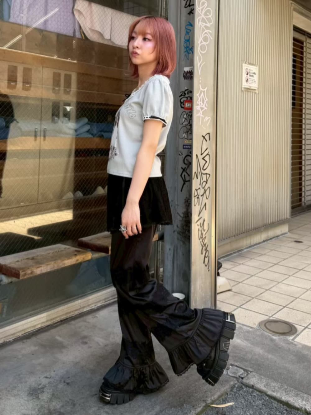 ブラック系のその他パンツ、グレー系のTシャツ/カットソーを着用したレディースの夏コーディネートの3枚目の写真