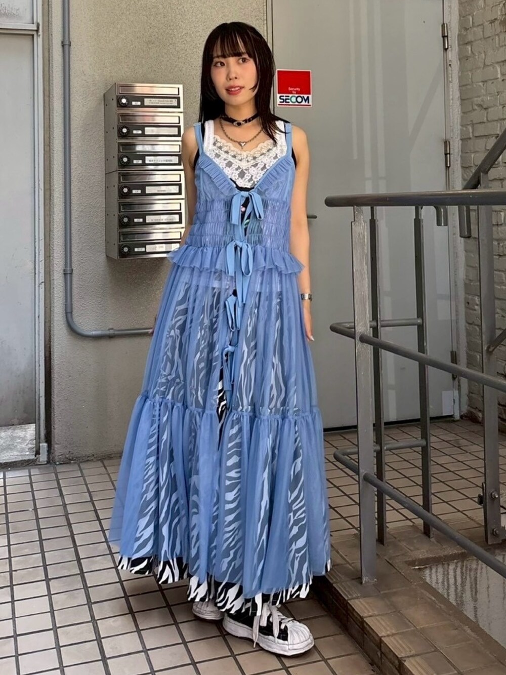 ホワイト系のスカート、ブルー系のワンピース、ホワイト系のキャミソールを着用したレディースの夏コーディネートの4枚目の写真