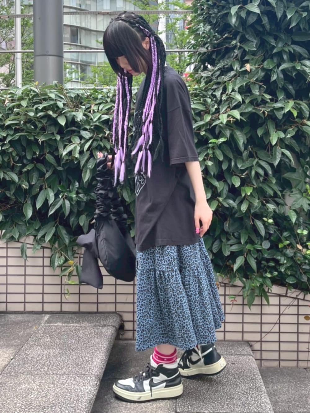 ブラック系のショルダーバッグ、ブルー系のワンピース、ブラック系のTシャツ/カットソーを着用したレディースの夏コーディネートの3枚目の写真