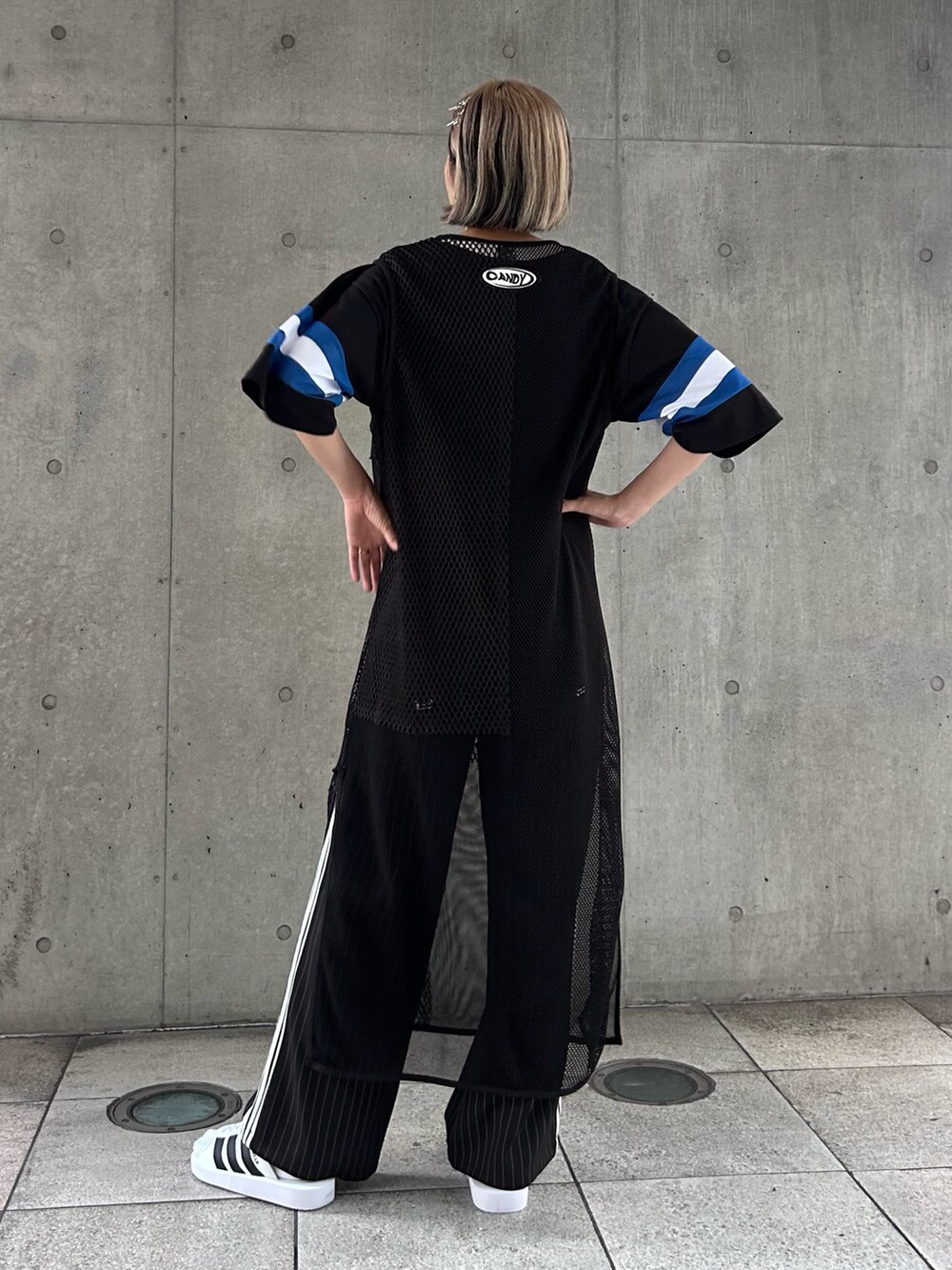 ブラック系のTシャツ/カットソー、ブラック系のその他パンツ、ブラック系のワンピースを着用したレディースの夏コーディネートの5枚目の写真