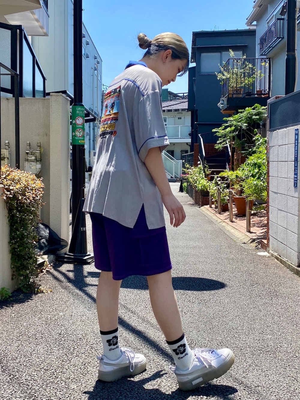 パープル系のその他パンツ、グレー系のシャツ/ブラウス、ホワイト系のソックス/靴下を着用したレディースの春コーディネートの4枚目の写真