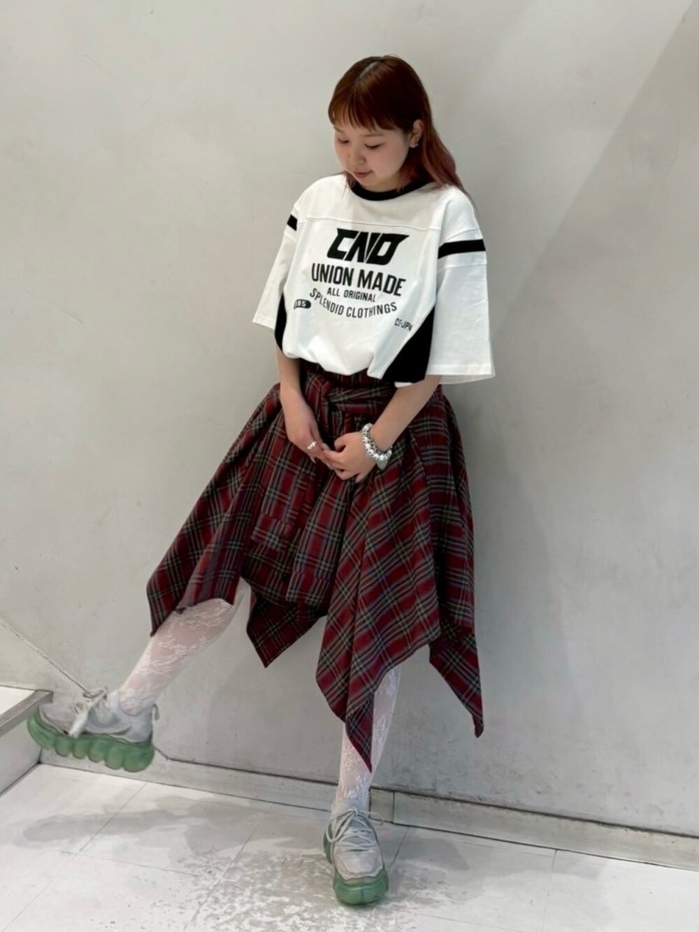 ホワイト系のワンピース、レッド系のスカートを着用したレディースの秋コーディネートの3枚目の写真