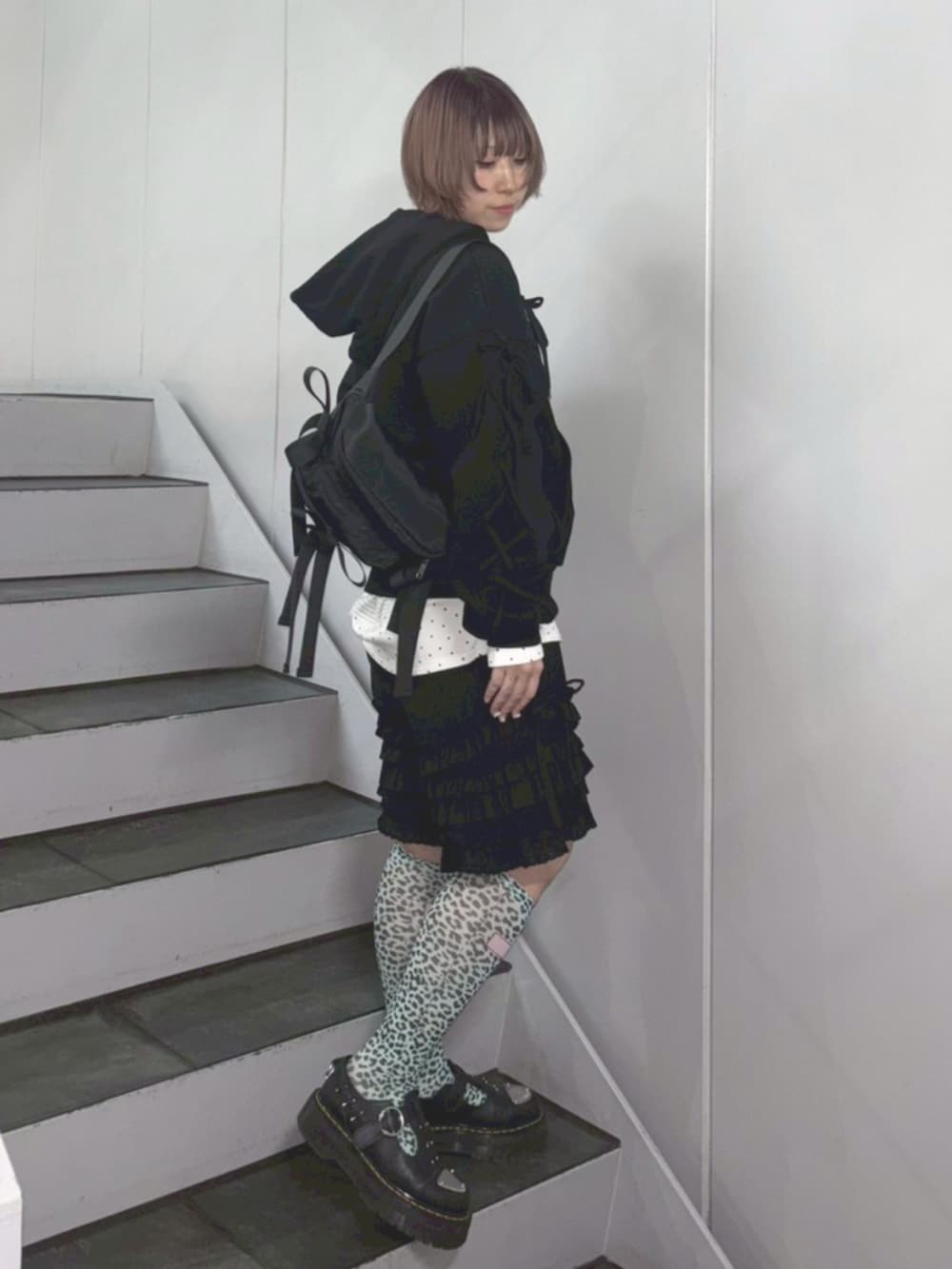 ブラック系のその他パンツ、ブラック系のボディバッグ/ウエストポーチ、ブラック系のパーカーを着用したレディースの春コーディネートの3枚目の写真