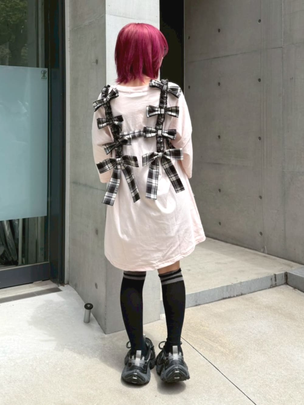 ブラック系のその他トップス、ピンク系のTシャツ/カットソー、ブラック系のソックス/靴下を着用したレディースの春コーディネートの3枚目の写真