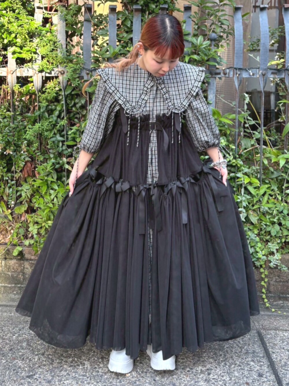 ブラック系のスカート、ブラック系のワンピースを着用したレディースの夏コーディネートの2枚目の写真