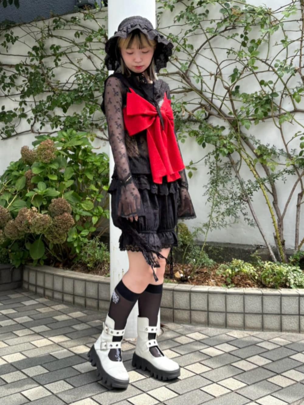 ブラック系のTシャツ/カットソー、ブラック系のその他パンツ、レッド系のその他トップスを着用したレディースの秋コーディネートの2枚目の写真