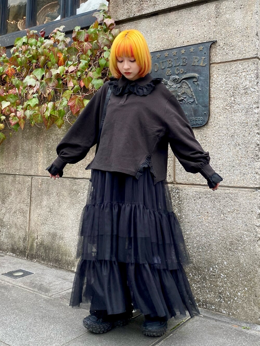 ブラック系のポロシャツ、ブラック系のワンピース、ブラック系のその他パンツを着用したレディースの冬コーディネートの3枚目の写真