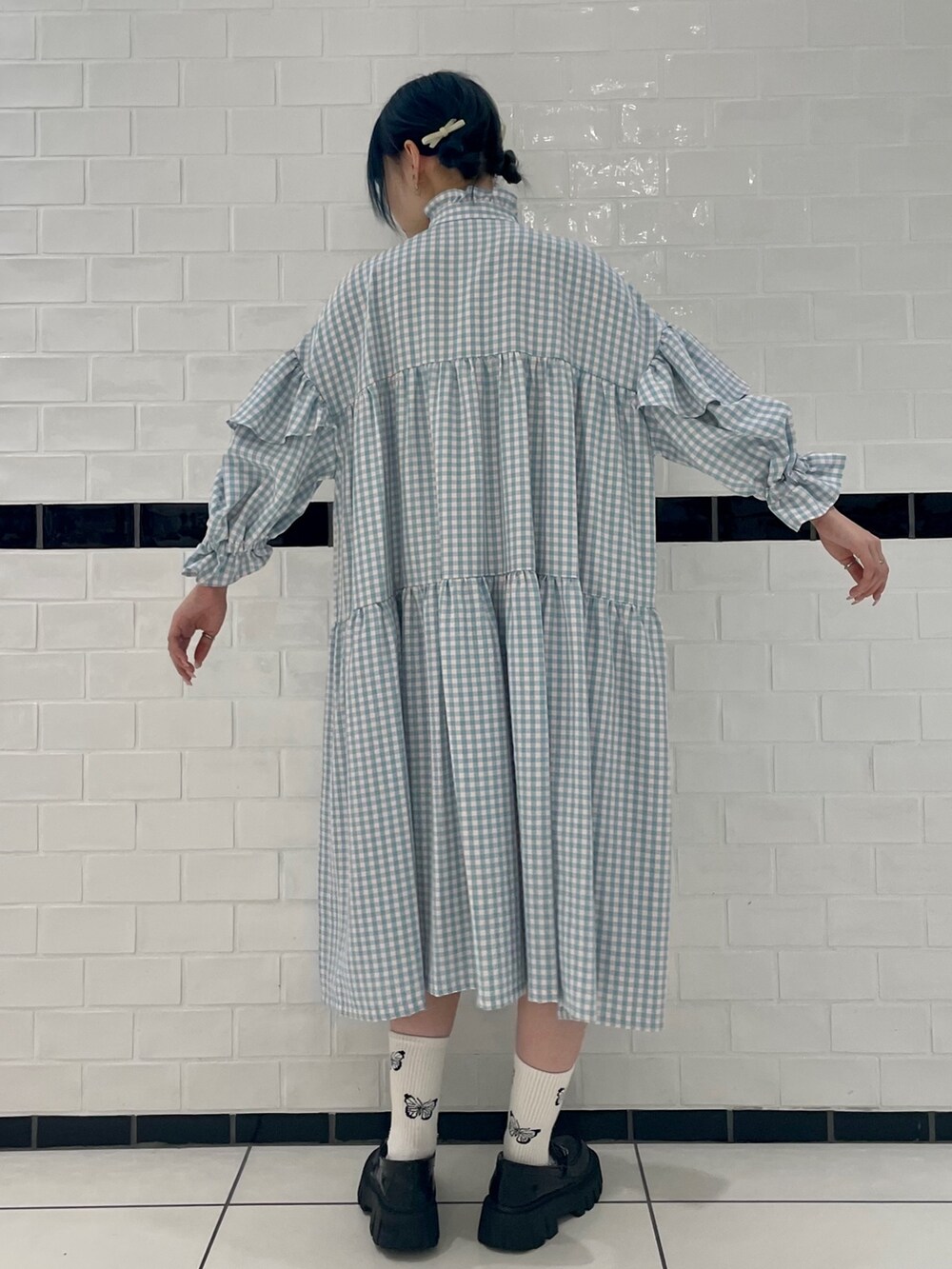 ブラック系のローファー、ピンク系のワンピースを着用したレディースの夏コーディネートの4枚目の写真