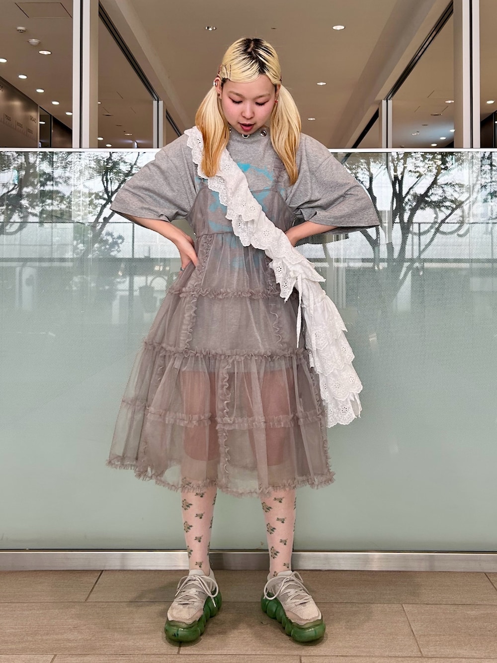 グレー系のTシャツ/カットソー、グレー系のワンピース、ホワイト系のショルダーバッグを着用したレディースの春コーディネートの3枚目の写真