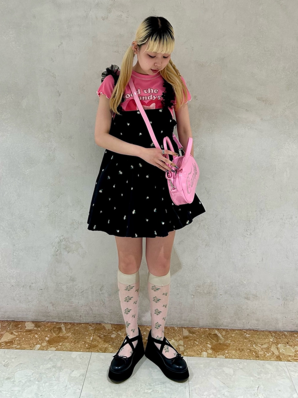 ピンク系のTシャツ/カットソー、ブラック系のワンピース、ブラック系のスカートを着用したレディースの夏コーディネートの4枚目の写真