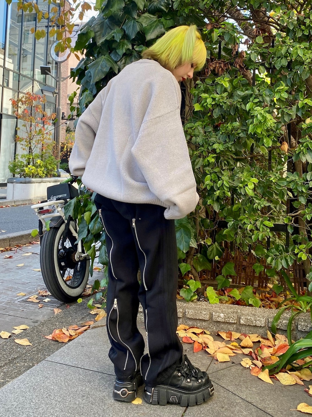 ブラック系のその他トップス、グレー系のニット/セーター、ブラック系のその他パンツを着用したレディースの冬コーディネートの4枚目の写真